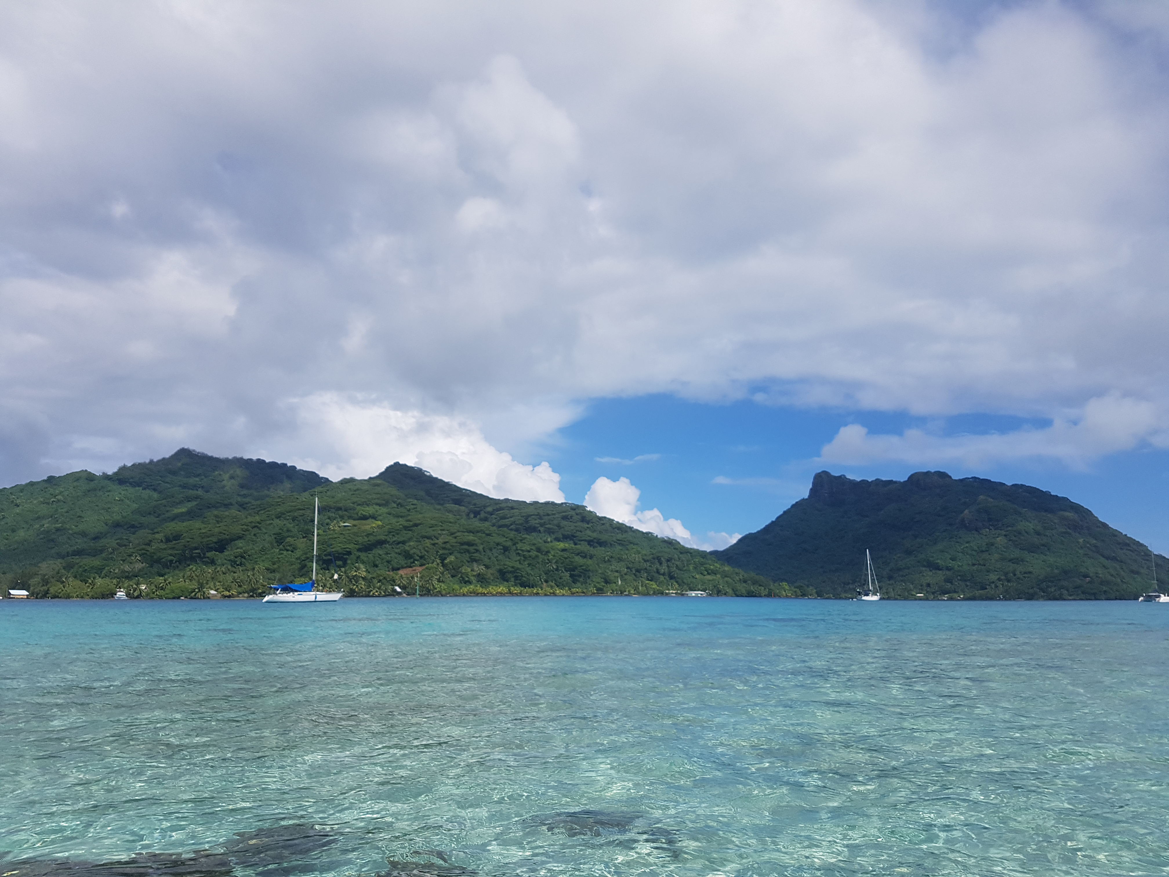Vue sur les montagnes de Huahine depuis le lagon